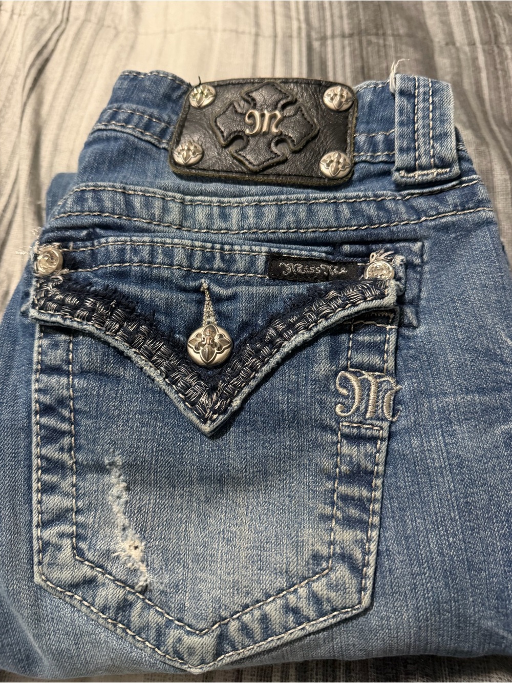 Miss Me Embellished Blue Denim Boyfriend Capri distressed JB5660P3 size 27